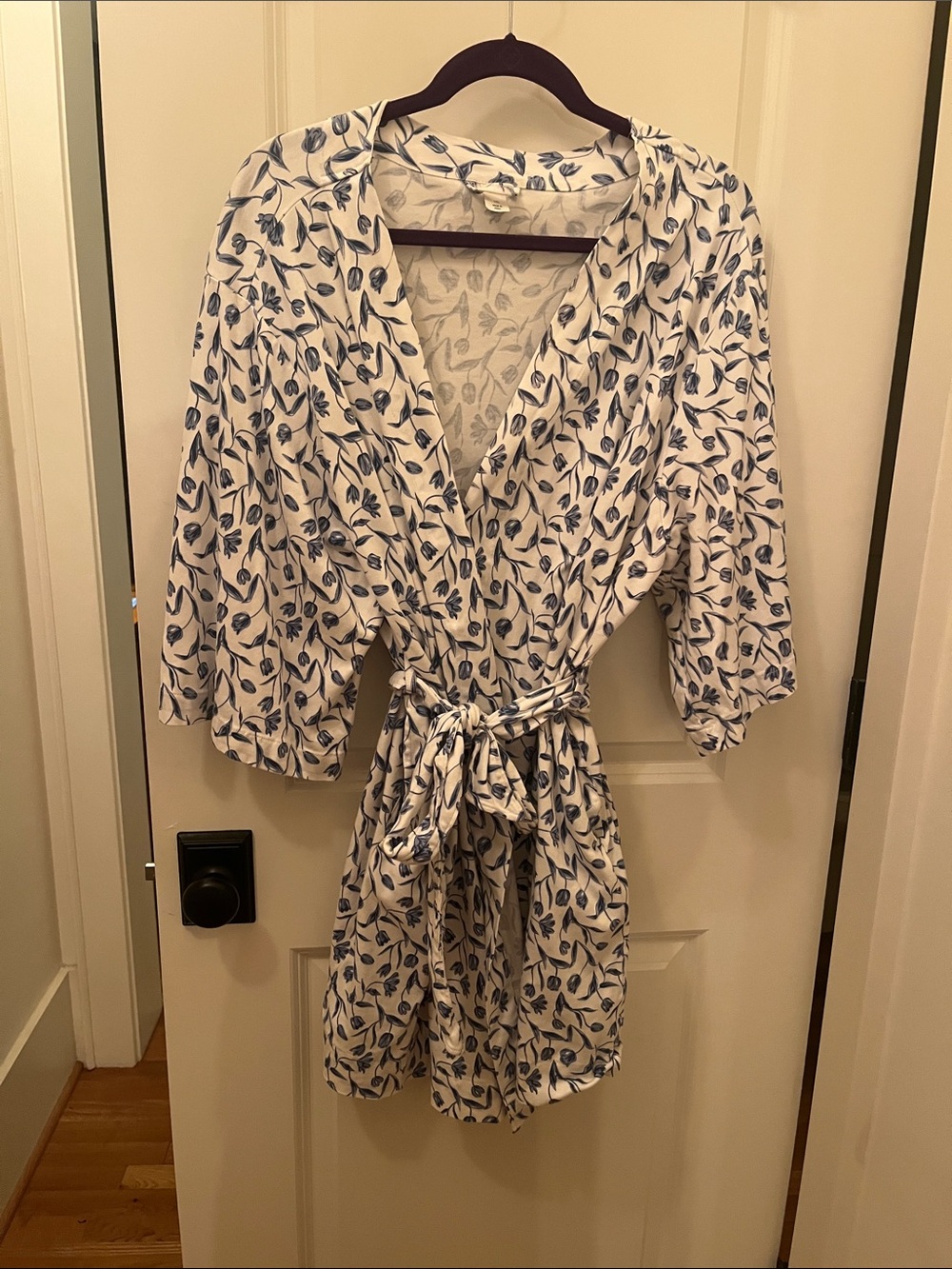 ❤️ 6 for 20 ❤️ Vera Bradley White Robe with Blue Floral Tulip Print l/xl